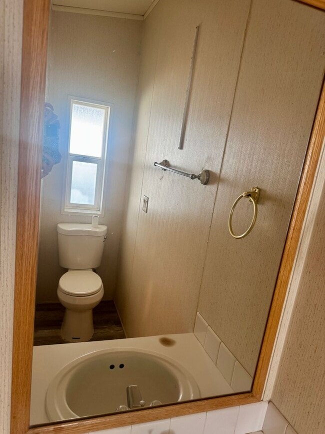 Building Photo - 3 bedroom 2.5 bath home with fenced yard and garage