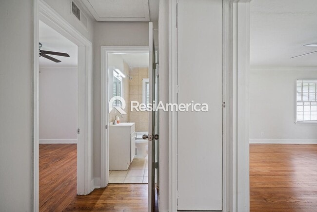 Building Photo - Adorable 2/1 in 38116!