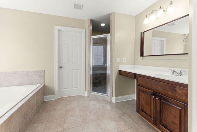 Building Photo - Large home with 5 bedrooms in Brickshire