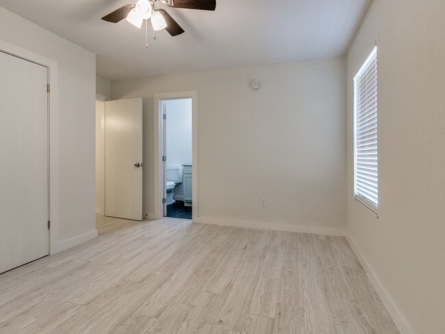 Building Photo - 4 bedroom 2 bath home in Tecumseh!