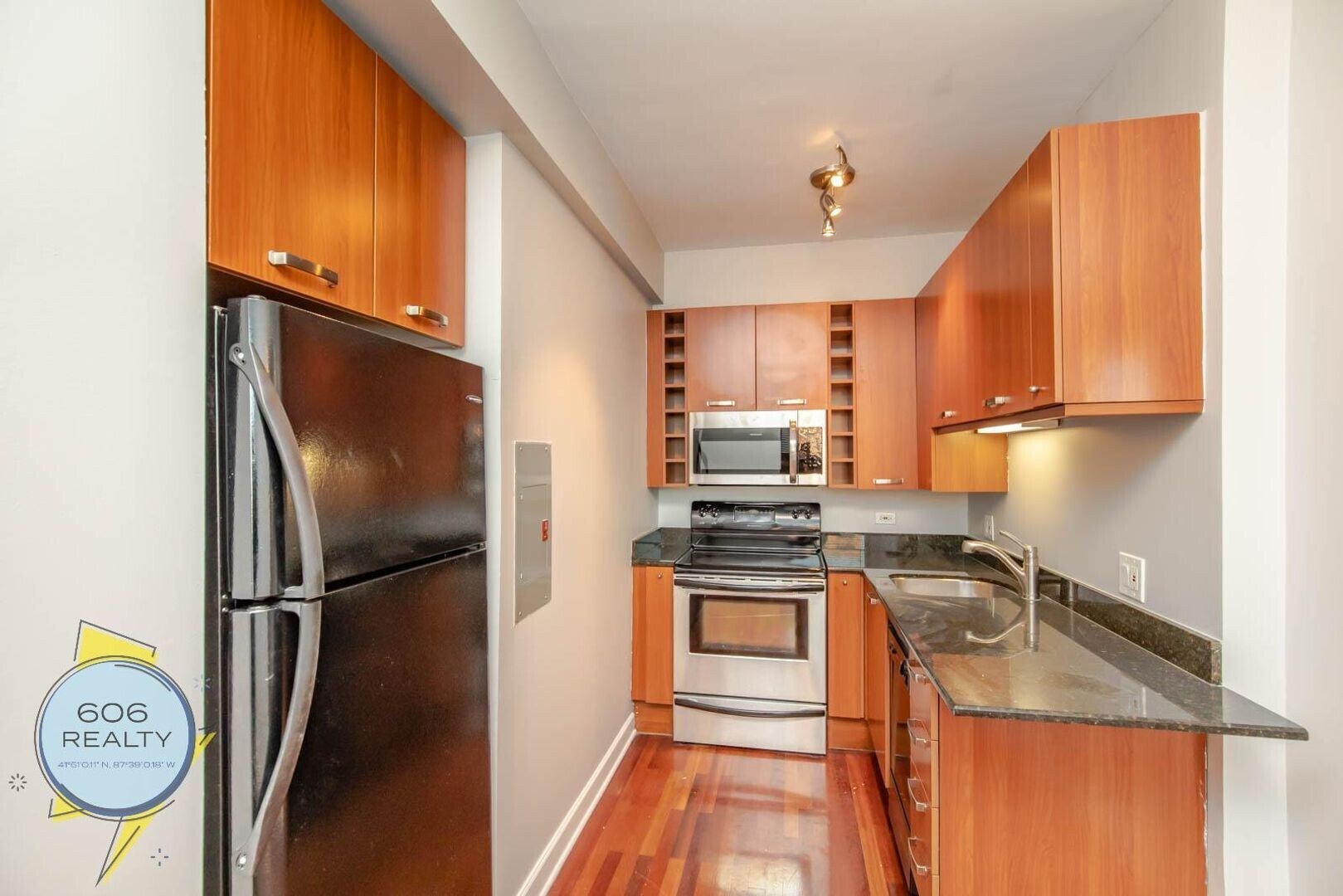 Building Photo - 734 W Bittersweet Pl