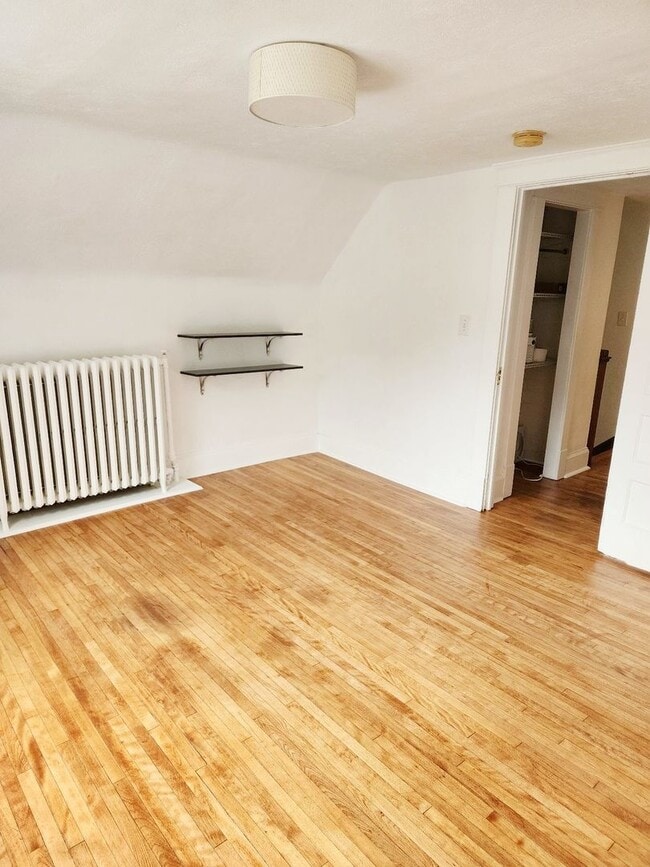 Building Photo - Two Bedroom Single Family Home For Lease