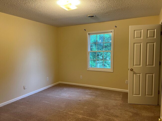 Building Photo - 2413 Louise St