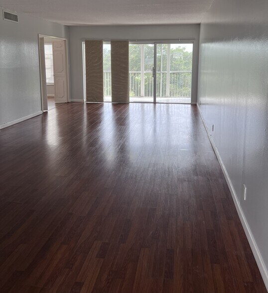 Building Photo - 3150 N Palm Aire Dr