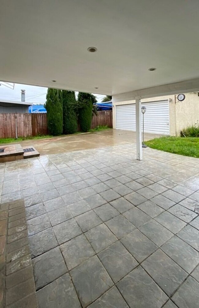 Building Photo - Single Family. 3-bed Home - Desireable Neighborhood!
