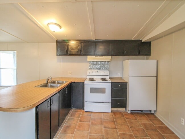 Building Photo - Close to downtown Pulaski!