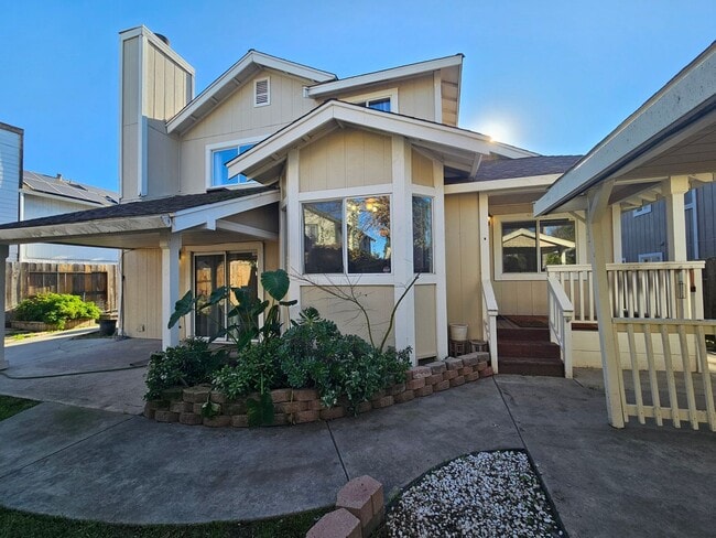 Building Photo - Large 4 bedroom two story in east Modesto!