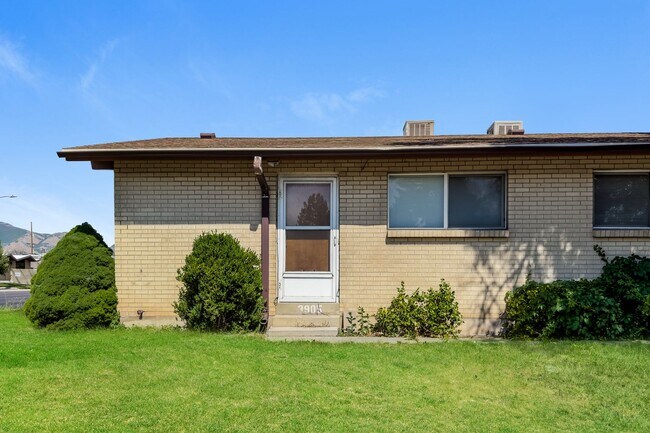 Building Photo - 3905 1040 E