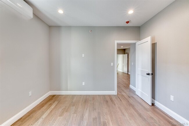 Building Photo - 78 Roslyn Rd