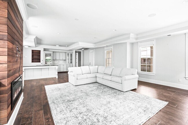 Building Photo - Stunning 5BE/4.5BA home nestled in the hig...