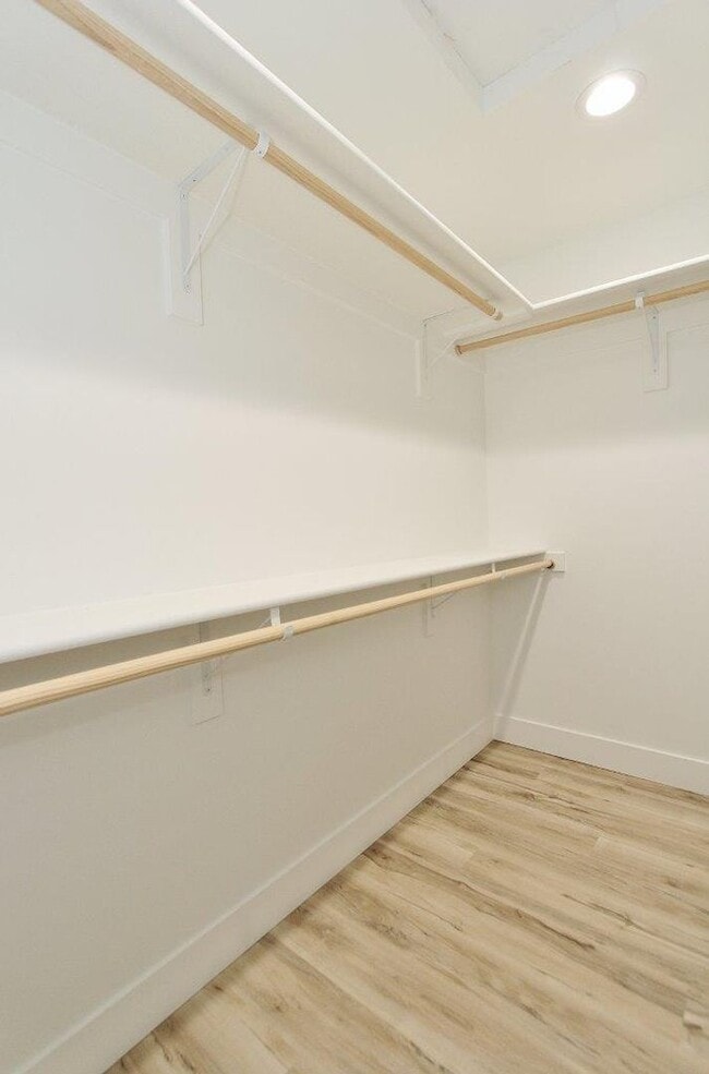 Building Photo - Immaculate Bench Home!