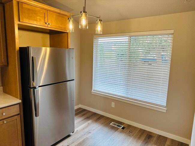 Building Photo - 710 SE 135th Ct