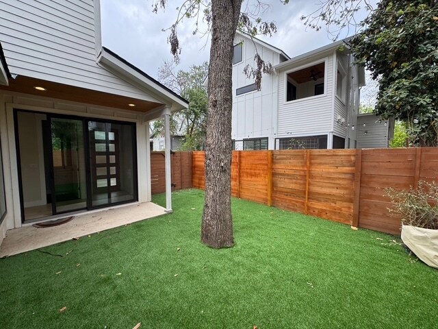 Building Photo - 1101 1/2 Fiesta St