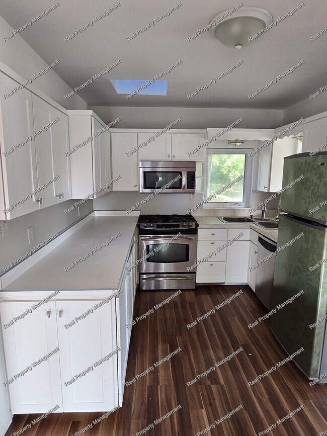 Building Photo - Three Bedroom With Oversized Garage