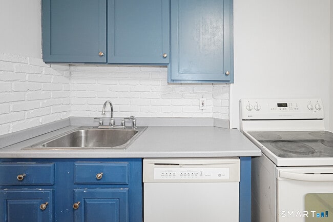 Building Photo - 30 Edgewood St