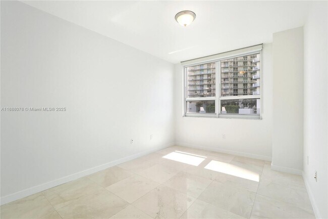 Building Photo - 2000 N Bayshore Dr