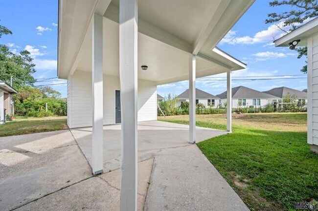Building Photo - 13411 Country Meadow Ave
