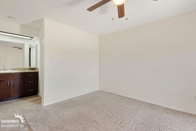 Building Photo - Beautiful 2Bda 2Ba Condo with Fireplace in Scottsdale!