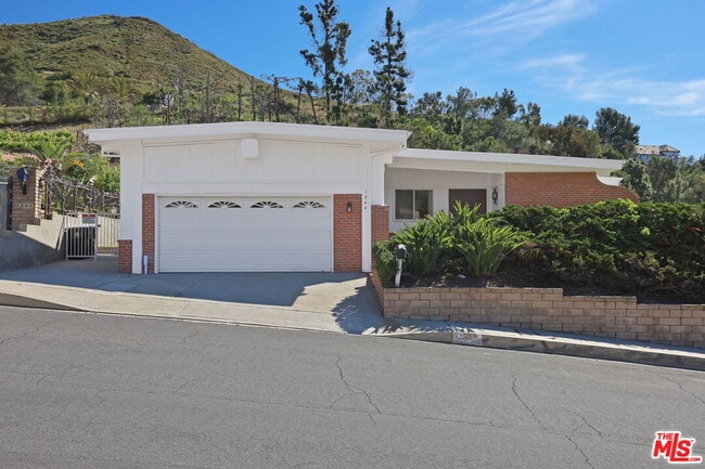 Building Photo - 1340 El Hito Cir