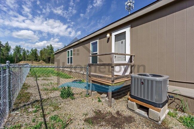 Building Photo - 5563 E Grove Ave