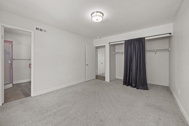 Building Photo - Private pool oasis!