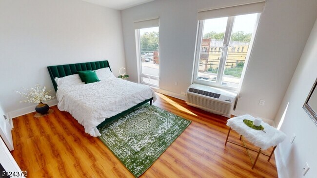 Building Photo - 1140 E St Georges Ave