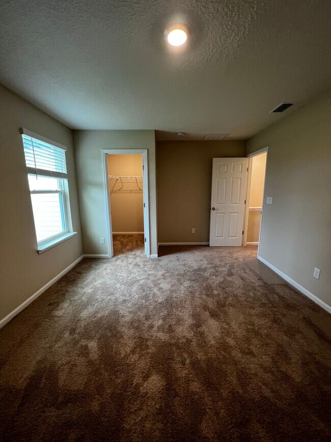 Building Photo - New 3/2.5 Townhome In Orchard Park!