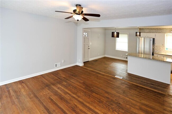 Building Photo - 667 Tara Cir SE