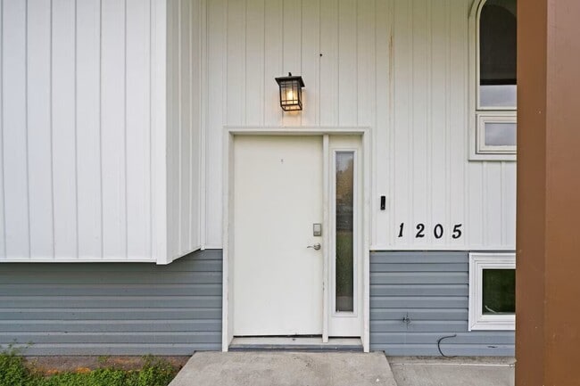 Building Photo - 1205 Wild Rose Ave