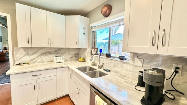 Building Photo - Beautifully Appointed & Fully Furnished, S...