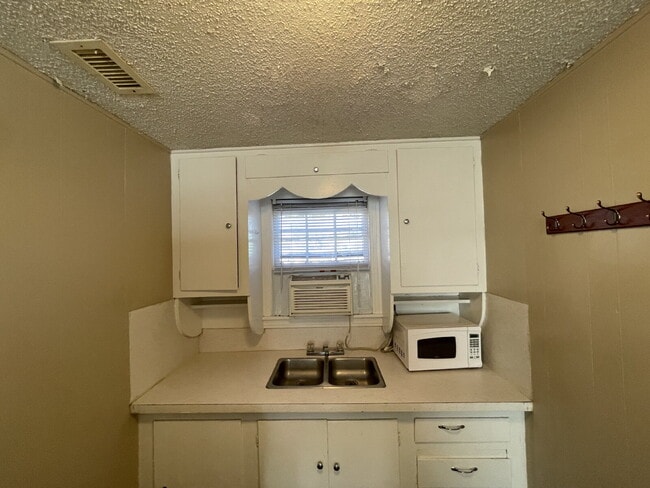 Building Photo - Cozy & Convenient Living in Tech Terrace!