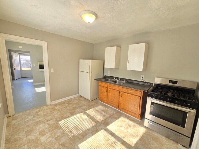 Building Photo - 2027 S 41st St