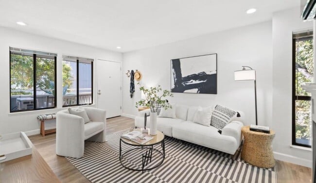 Building Photo - 906 La Barbera Dr