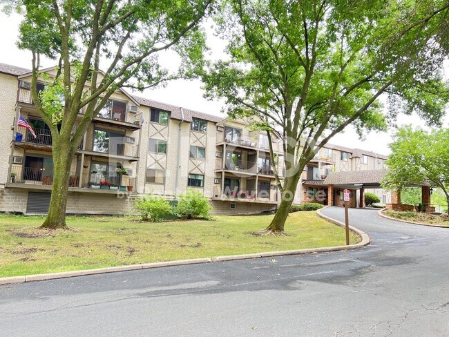 Building Photo - 1304 W Medicine Lake Dr