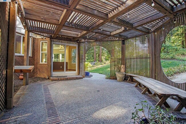 Building Photo - 3 Blackhawk Club Ct