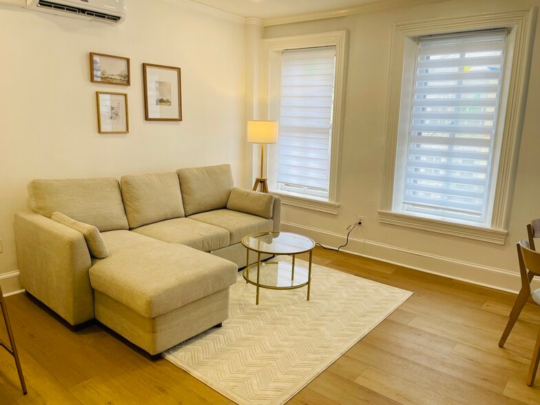 Building Photo - 313 C St SE