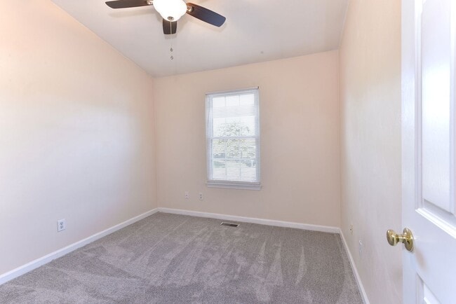 Building Photo - Convenient Coventry Townhome