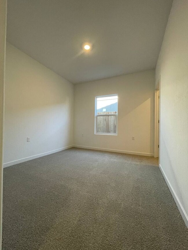 Building Photo - Modern Comfort Meets Family Living in Madera!