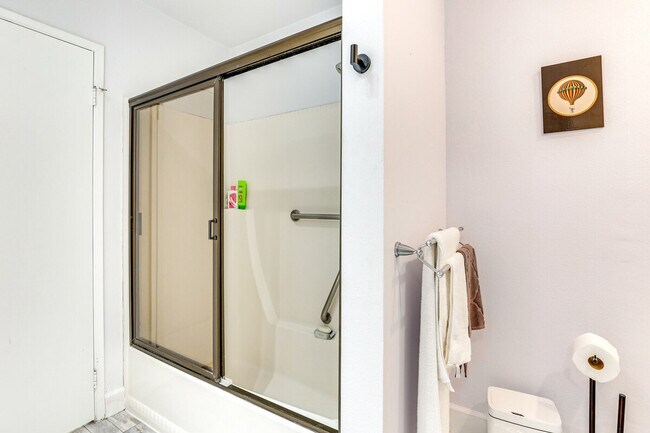 Building Photo - 4513 Cove Dr