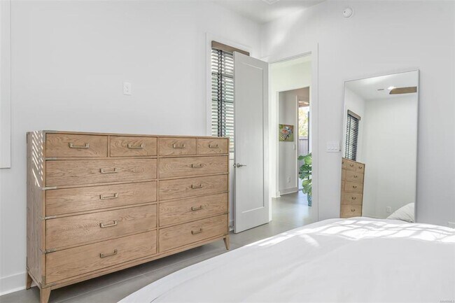 Building Photo - Desirable Hampstead Living!