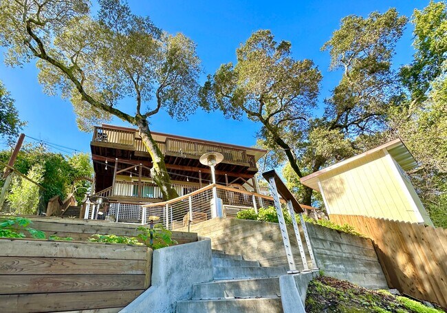 Building Photo - Gorgeous Hillside View, Modern Flat