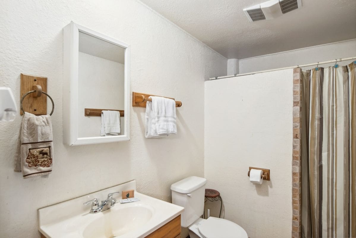 Building Photo - 820 Carrizo Canyon Rd