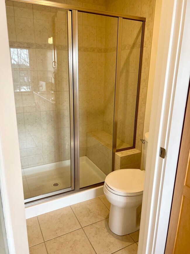 Building Photo - Townhome in Bremerton with beautiful view.