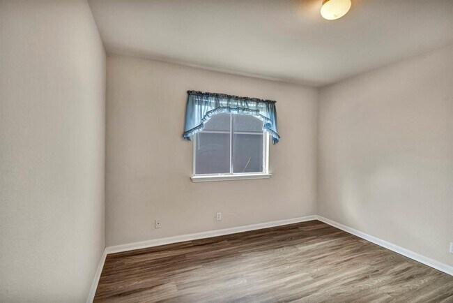 Building Photo - 216 Meadowside Dr