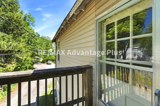 Building Photo - 106 Grove St