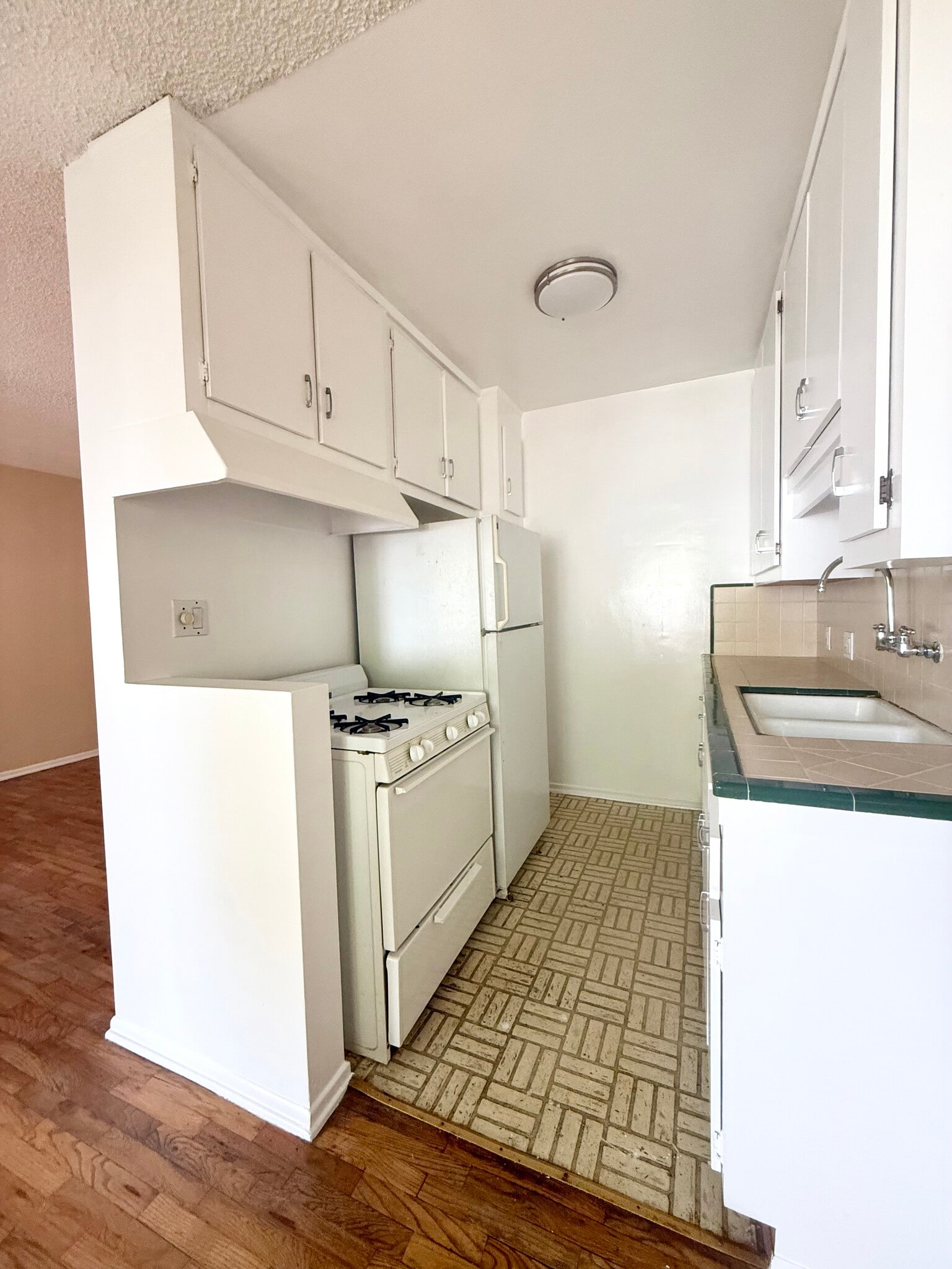 Kitchen - 610 Pier Ave