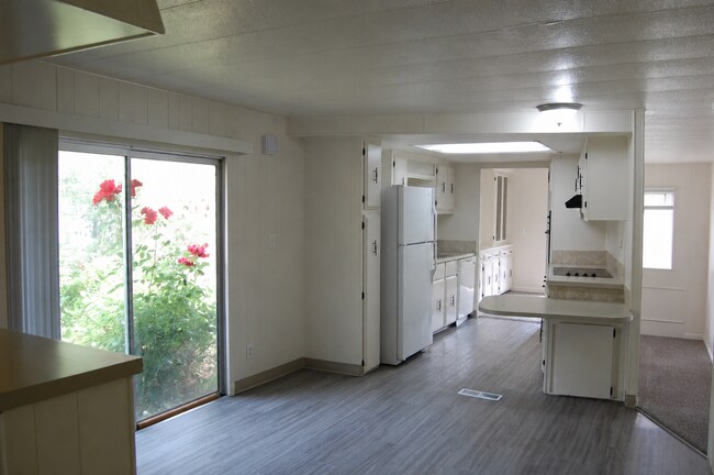 Building Photo - 4550 SW 5th Ave