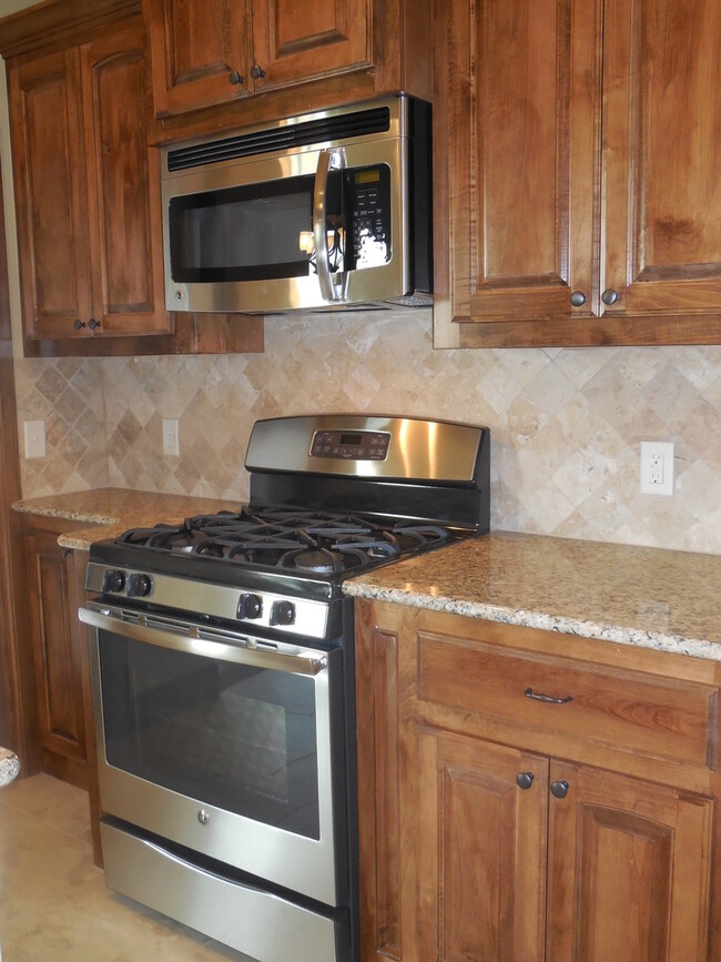 Building Photo - Two Bedroom, Two Bathroom w Study Home  in...