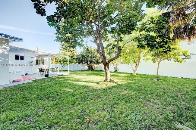 Building Photo - Northeast 169th Street, North Miami Beach, FL 33162 - 3 BR 2 BA single-family home