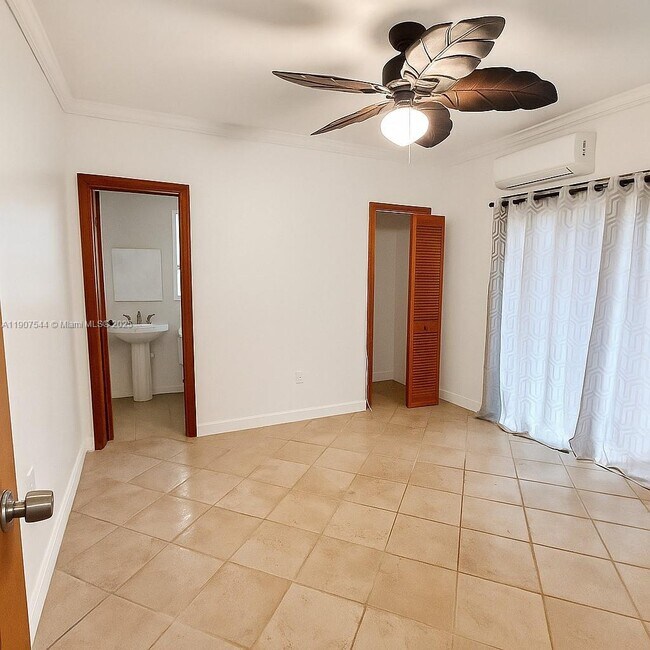 Building Photo - 1915 Country Club Prado